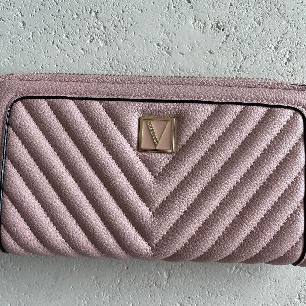 Victoria's Secret Large Quilted Women’s Wallet with Zip Pink - Picture 2 of 7